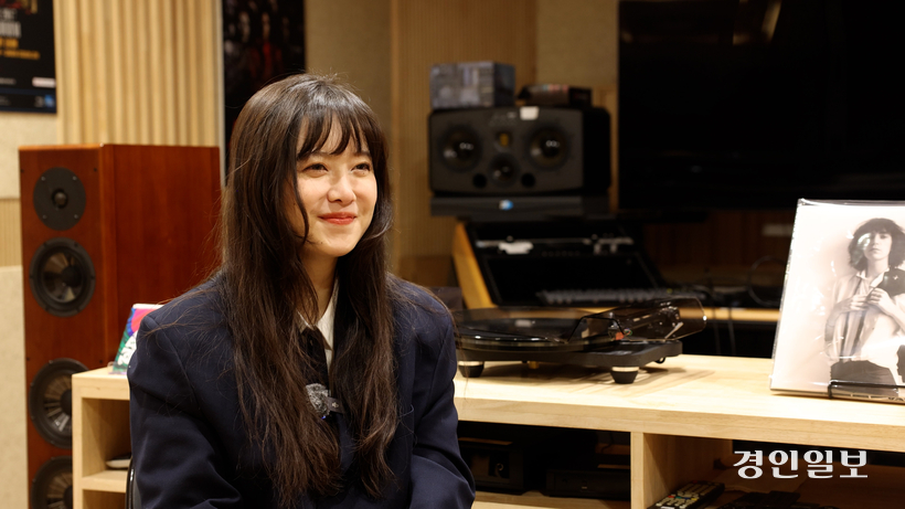 지난달 21일 오후 인천 부평구 부평구문화재단 문화도시센터 내 스튜디오에서 ‘아임 프롬 인천’ 취재팀과 인터뷰하고 있는 구혜선. 2025.10.21 /강승호기자 kangsh@kyeongin.com