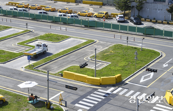 고등학교 졸업예정자의 운전면허와 각종 자격증 취득 비용을 지원하는 경기도교육청의 정책이 잇따른 취소 사태를 맞아 당초 취지에 빛이 바랬다. 사진은 경기도내 한 운전면허시험장 장내기능시험장의 모습. /경인일보DB