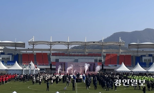 5일 가평군 종합운동장에서 열린 ‘제12회 전국 노인건강 대축제’ 개회식에 참석한 장동원 대한노인회 가평군지회장이 개회선언을 하고 있다.  5~6일 이틀간 가평종합운동장 등에서 열리는 이번 대회는 게이트볼·파크골프 등 5개 종목에 경기도 연합회 등 17개 시·도 종목별 선수 등 2천여명 참석해 자웅을 겨룬다. 2025.11.5 가평/김민수기자 kms@kyeongin.com