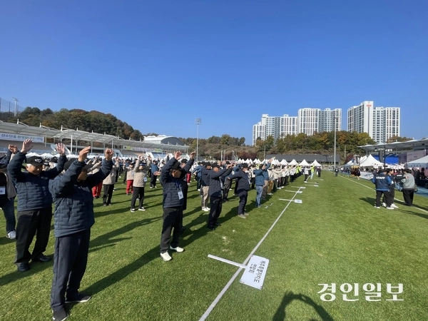 5일 가평군 종합운동장에서 열린 ‘제12회 전국 노인건강 대축제’ 개회식에 참석한 시·도 선수들이 본격적인 대회에 앞서 준비운동을 하고 있다.  5~6일 이틀간 가평종합운동장 등에서 열리는 이번 대회는 게이트볼·파크골프 등 5개 종목에 경기도 연합회 등 17개 시·도 종목별 선수 등 2천여명 참석해 자웅을 겨룬다. 2025.11.5 가평/김민수기자 kms@kyeongin.com