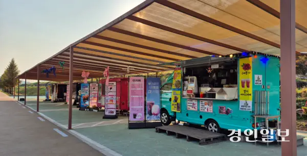 재인폭포 주차장에는 관광객들을 위한 푸드트럭이 상시 운영되고 있다. 2025.11.4 연천/오연근기자 oyk@kyeongin.com