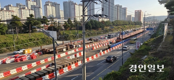 ‘김포~관산도로’ 파주 구간이 지지부진한 공사 탓에 주민 불편이 심화되고 있다. 2025.11.4 파주/이종태기자 dolsaem@kyeongin.com