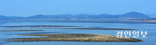 5일 인천 강화군 평화전망대에서 바라본 한강 하구와 북한 지역의 모습. 4대강 하구 생태계 복원에 관한 특별법 제정과 관련해 접경지역인 한강 하구의 관리 방안을 별도로 마련해야 한다는 제언이 나온다. 2025.11.5 /조재현기자 jhc@kyeongin.com