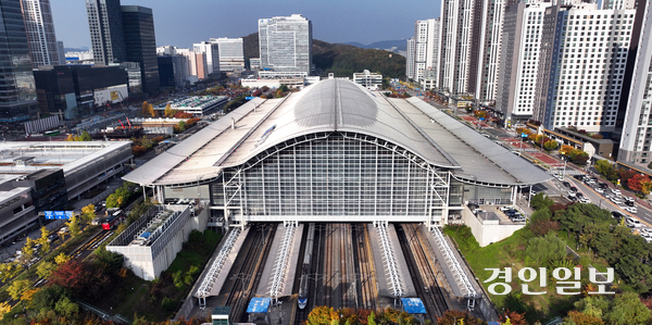경기 서북부권 지역에 신설되거나 확장되는 철도정책은 새로운 철도 인프라를 바탕으로 한 경제적인 활력과 생활환경의 가치를 향상시킬 것이라는 기대를 낳고 있다. 사진은 5일 전국구 교통 허브의 역할을 하고 있는 KTX 광명역 전경. 2025.11.5 /임열수기자 pplys@kyeongin.com