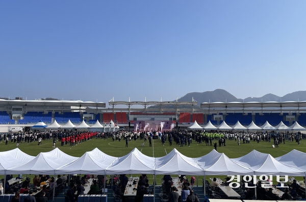 5일 가평군 종합운동장에서 열린 ‘제12회 전국 노인건강 대축제’ 개회식에 참석한 장동원 대한노인회 가평군지회장이 개회선언을 하고 있다.  5~6일 이틀간 가평종합운동장 등에서 열리는 이번 대회는 게이트볼·파크골프 등 5개 종목에 경기도 연합회 등 17개 시·도 종목별 선수 등 2천여명 참석해 자웅을 겨룬다. 2025.11.5 가평/김민수기자 kms@kyeongin.com