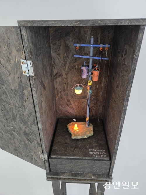 이찬주 작가의 ‘불빛이 비추는 곳-만석동 괭이부리말’. 2025.11.4 /정진오기자 schild@kyeongin.com