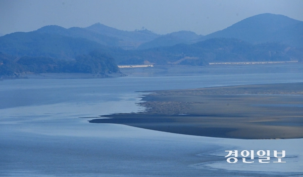 5일 인천 강화군 평화전망대에서 바라본 한강 하구의 모습. 4대강 하구 생태계 복원에 관한 특별법 제정과 관련해 접경지역인 한강 하구의 관리 방안을 별도로 마련해야 한다는 제언이 나온다. 2025.11.5 /조재현기자 jhc@kyeongin.com