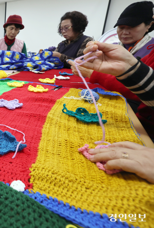 5일 인천 미추홀구 자원봉사센터에서 자원봉사자들이 형형색색의 털실로 겨울철 가로수 ‘나무옷’을 뜨개질하고 있다. 2025.11.5 /김용국기자 yong@kyeongin.com