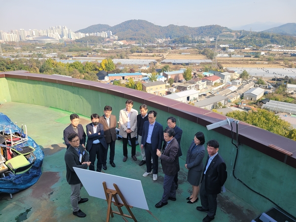 한국토지주택공사(LH) 경기남부지역본부 1급 이상 전 간부가 광명시흥 사업지구 현장에 모여 9·7 부동산 대책 관련 공급 확대 전략을 논의하고 있다. 2025.11.4 /LH 경기남부지역본부 제공