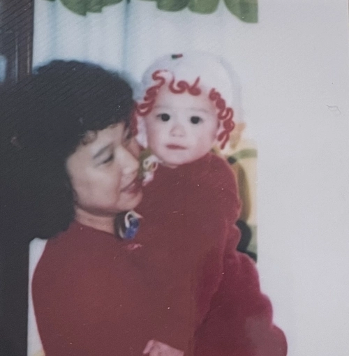 어린 시절 구혜선과 그의 어머니. /엔에스이엔엠 제공