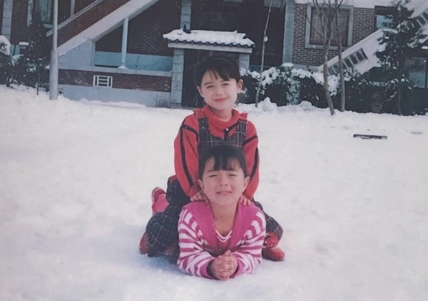 어린 시절 구혜선(위)과 언니. /엔에스이엔엠 제공