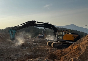 국내 첫 원격제어 굴착기 작업 ‘포스코이앤씨’가 성공시켰다