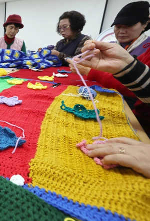 [포토] 나무옷 뜨개질 ‘야무진 손 끝’