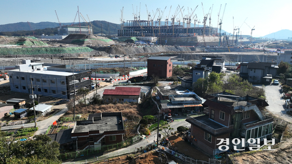 SK하이닉스 반도체 클러스터가 들어서는 용인시 원삼면에서 공사피해대책 협의 과정 중 지자체·SK와의 협상 주도권을 둘러싼 지역주민들 간 갈등이 심화되고 있다. 사진은 4일 용인시 처인구 원삼면 용인반도체클러스터 공사 현장. 2025.11.4 /최은성기자 ces7198@kyeongin.com