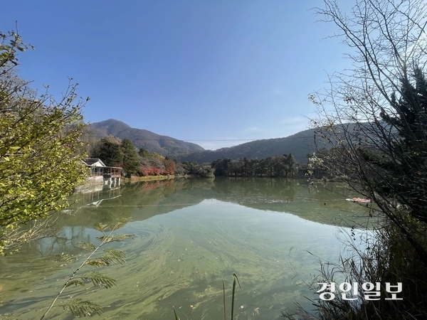 2021년 충남으로 이전한 후 활용방안이 진척되지 못한채 방치된 가평군 청평면 ‘옛 중앙내수면연구소’. 봄, 가을마다 부지내 호수 주변 정도만 개방되고 있다. 가평/김민수기자 kms@kyeongin.com