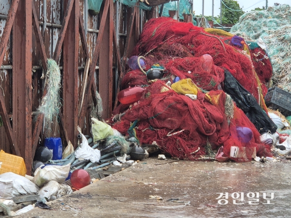 인천 옹진군 연평도 구리동 적치장에서는 올해 1천500t에 달하는 폐어망이 외부 반출됐지만 다시 수백t의 폐어망이 쌓였고, 이를 치울 예산이 없어 내년으로 미뤄지는 등 악순환이 반복되고 있다. 2025.11.6 /독자 제공