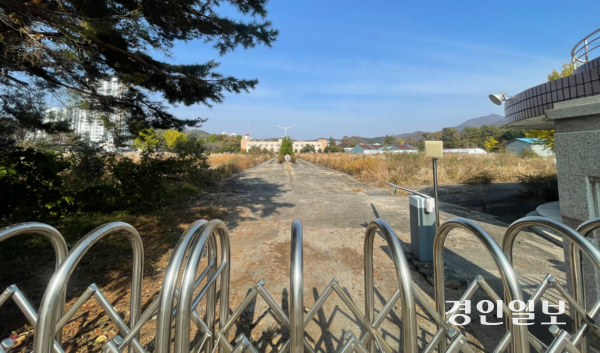 2021년 충남으로 이전한 후 활용방안이 진척되지 못한채 방치된 가평군 청평면 ‘옛 중앙내수면연구소’ 부지. 가평/김민수기자 kms@kyeongin.com