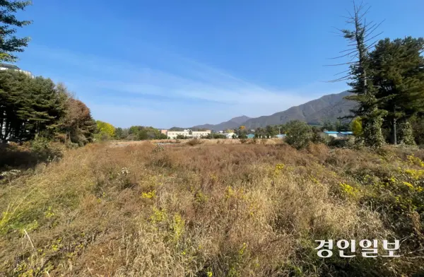 2021년 충남으로 이전한 후 활용방안이 진척되지 못한채 방치된 가평군 청평면 ‘옛 중앙내수면연구소’ 부지. 가평/김민수기자 kms@kyeongin.com