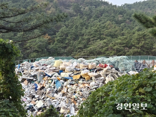 인천시 옹진군 연평도 구리동 적치장에 쌓여 있는 해양쓰레기의 모습. 2025.11.6 /독자 제공