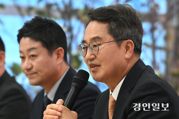 4일 오전 경기도의회 예담채에서 열린 경기도-경기도의회 여야정협치위원회 전체회의 참석한 김동연 경기도지사와 김진경 경기도의장. 2025.11.4 /최은성기자 ces7198@kyeongin.com