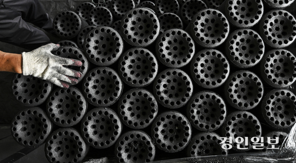 오는 2028년부터 정부 연탄 생산 보조금 폐지에 연탄 가격 인상이 불가피해 경기도 내 연탄 사용가정 근심이 깊어질 전망이다. 6일 오후 화성시 한 연탄 창고에서 난방용 연탄이 배달준비를 하고 있다. 2025.11.6 /임열수기자 pplys@kyeongin.com