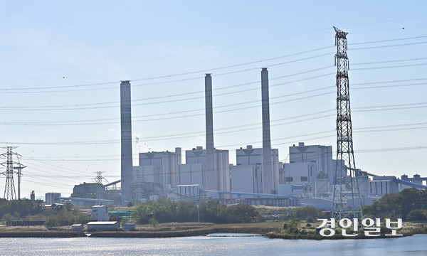 정부가 온실가스 배출량을 2035년까지 2018년 대비 50% 이상 감축하는 방안을 발표했다. 사진은 영흥화력발전소. /경인일보DB