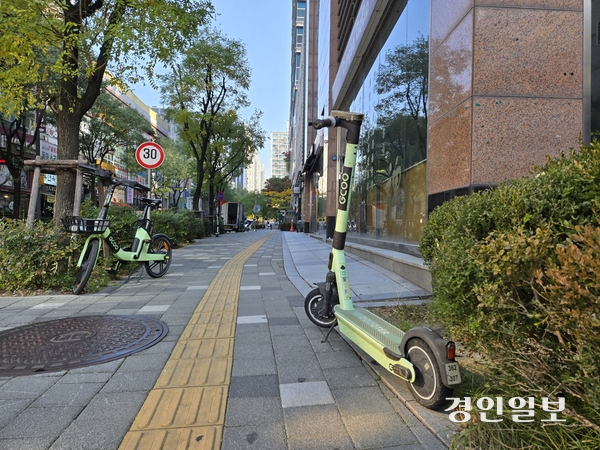 지난 6일 수원시 영통구 한 인도에 개인형 이동장치(PM)들이 무질서하게 주차돼 있다. 2025.11.6 /김태강기자 think@kyeongin.com