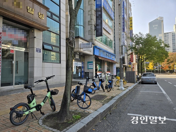 수원시 영통구 학원가 일대 거리에 개인형 이동장치(PM)이 무질서하게 주차돼 있다. 2025.11.6 /김태강 기자 think@kyeongin.com