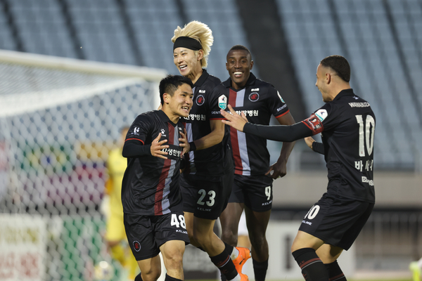 지난 1일 부천FC 1995 성신이 안산그리너스와의 경기에서 득점한 뒤 동료들과 기뻐하고 있다. 2025.11.1 /한국프로축구연맹 제공