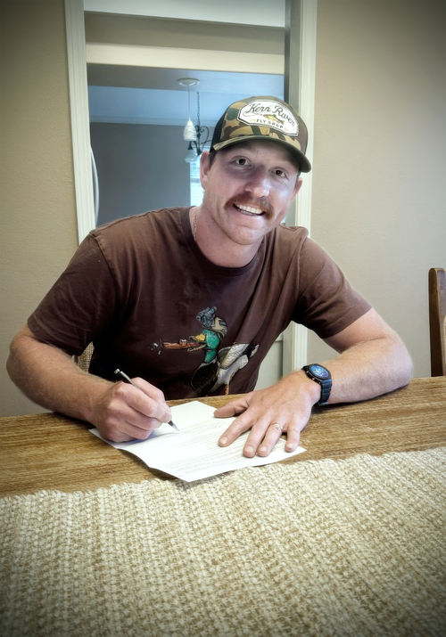 kt wiz 새 외국인 투수 맷 사우어가 계약서에 서명을 하고 있다. 2025.11.7 /kt wiz 제공