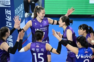 4연패 끊어낸 흥국생명… 레베카 활약으로 IBK기업은행 상대로 접전 끝 승리