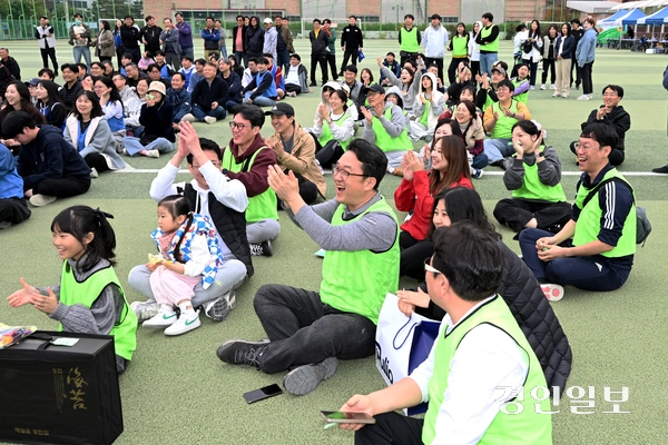 8일 수원시 영통구 매탄공원 축구장에서 2025년 인천경기기자협회 체육대회가 진행되고 있다. 2025.11.8 /최은성기자 ces7198@kyeongin.com