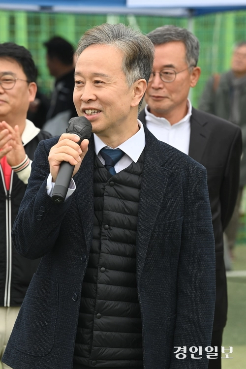 8일 수원시 영통구 매탄공원 축구장에서 2025년 인천경기기자협회 체육대회가 진행되고 있다. 2025.11.8 /최은성기자 ces7198@kyeongin.com