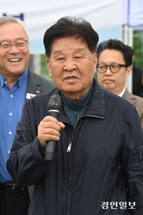 8일 수원시 영통구 매탄공원 축구장에서 2025년 인천경기기자협회 체육대회가 진행되고 있다. 2025.11.8 /최은성기자 ces7198@kyeongin.com