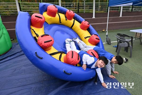 8일 수원시 영통구 매탄공원 축구장에서 2025년 인천경기기자협회 체육대회가 진행되고 있다. 2025.11.8 /최은성기자 ces7198@kyeongin.com