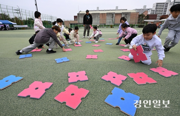 8일 수원시 영통구 매탄공원 축구장에서 2025년 인천경기기자협회 체육대회가 진행되고 있다. 2025.11.8 /최은성기자 ces7198@kyeongin.com