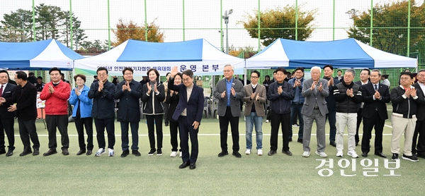 8일 수원시 영통구 매탄공원 축구장에서 2025년 인천경기기자협회 체육대회가 진행되고 있다. 2025.11.8 /최은성기자 ces7198@kyeongin.com