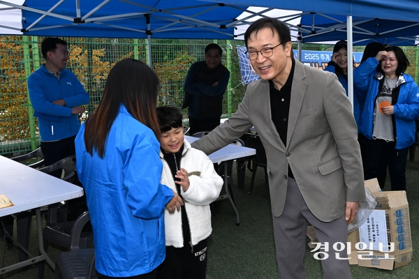 8일 수원시 영통구 매탄공원 축구장에서 2025년 인천경기기자협회 체육대회가 진행되고 있다. 2025.11.8 /최은성기자 ces7198@kyeongin.com