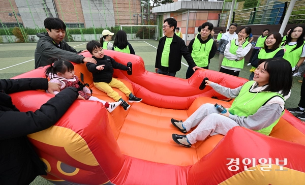 8일 수원시 영통구 매탄공원 축구장에서 2025년 인천경기기자협회 체육대회가 진행되고 있다. 2025.11.8 /최은성기자 ces7198@kyeongin.com