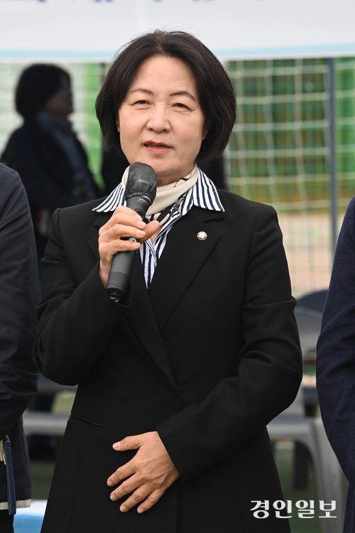8일 수원시 영통구 매탄공원 축구장에서 2025년 인천경기기자협회 체육대회가 진행되고 있다. 2025.11.8 /최은성기자 ces7198@kyeongin.com