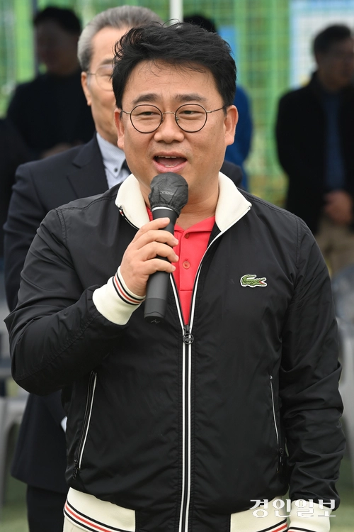 8일 수원시 영통구 매탄공원 축구장에서 2025년 인천경기기자협회 체육대회가 진행되고 있다. 2025.11.8 /최은성기자 ces7198@kyeongin.com