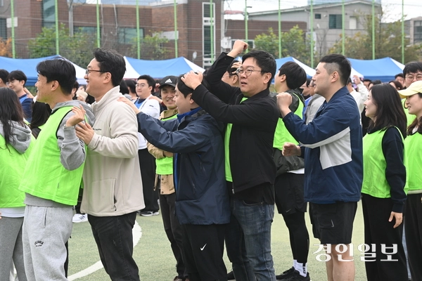 8일 수원시 영통구 매탄공원 축구장에서 2025년 인천경기기자협회 체육대회가 진행되고 있다. 2025.11.8 /최은성기자 ces7198@kyeongin.com