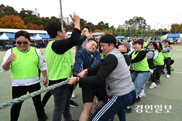 8일 수원시 영통구 매탄공원 축구장에서 2025년 인천경기기자협회 체육대회가 진행되고 있다. 2025.11.8 /최은성기자 ces7198@kyeongin.com