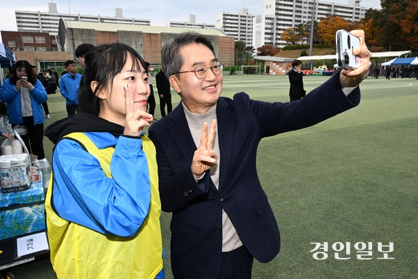 8일 수원시 영통구 매탄공원 축구장에서 2025년 인천경기기자협회 체육대회가 진행되고 있다. 2025.11.8 /최은성기자 ces7198@kyeongin.com