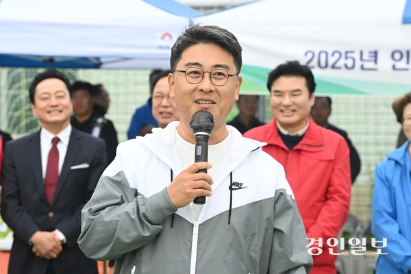 8일 수원시 영통구 매탄공원 축구장에서 2025년 인천경기기자협회 체육대회가 진행되고 있다. 2025.11.8 /최은성기자 ces7198@kyeongin.com