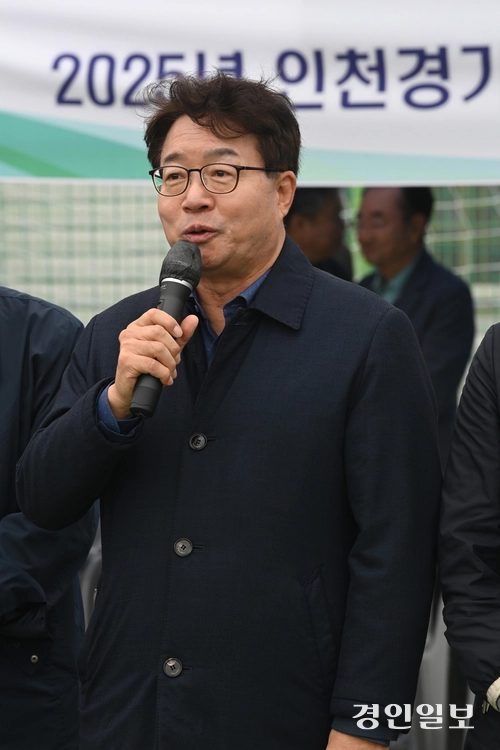 8일 수원시 영통구 매탄공원 축구장에서 2025년 인천경기기자협회 체육대회가 진행되고 있다. 2025.11.8 /최은성기자 ces7198@kyeongin.com