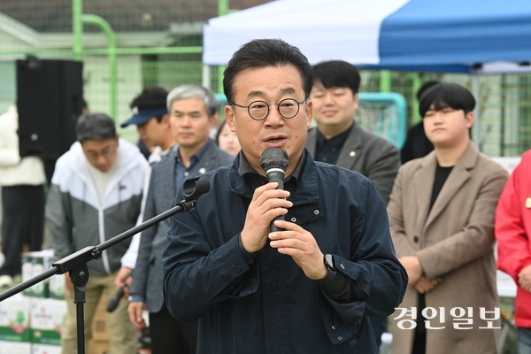 8일 수원시 영통구 매탄공원 축구장에서 2025년 인천경기기자협회 체육대회가 진행되고 있다. 2025.11.8 /최은성기자 ces7198@kyeongin.com