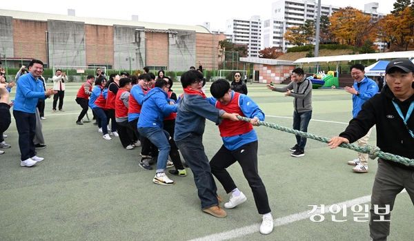 8일 수원시 영통구 매탄공원 축구장에서 2025년 인천경기기자협회 체육대회가 진행되고 있다. 2025.11.8 /최은성기자 ces7198@kyeongin.com