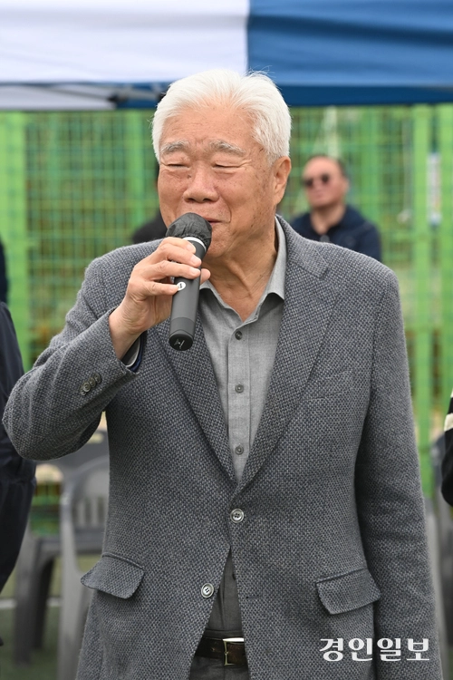 8일 수원시 영통구 매탄공원 축구장에서 2025년 인천경기기자협회 체육대회가 진행되고 있다. 2025.11.8 /최은성기자 ces7198@kyeongin.com