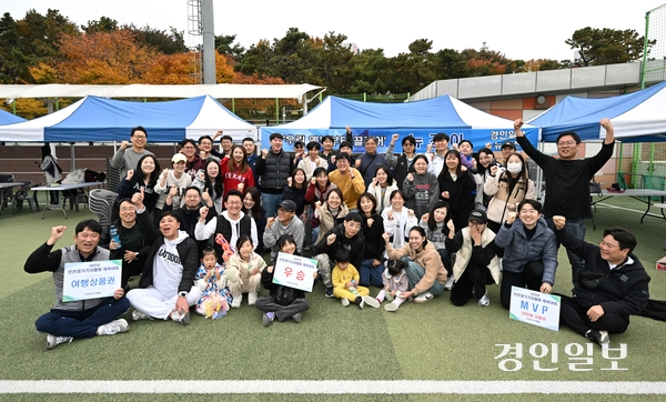 8일 수원시 영통구 매탄공원 축구장에서 2025년 인천경기기자협회 체육대회가 진행되고 있다. 2025.11.8 /최은성기자 ces7198@kyeongin.com